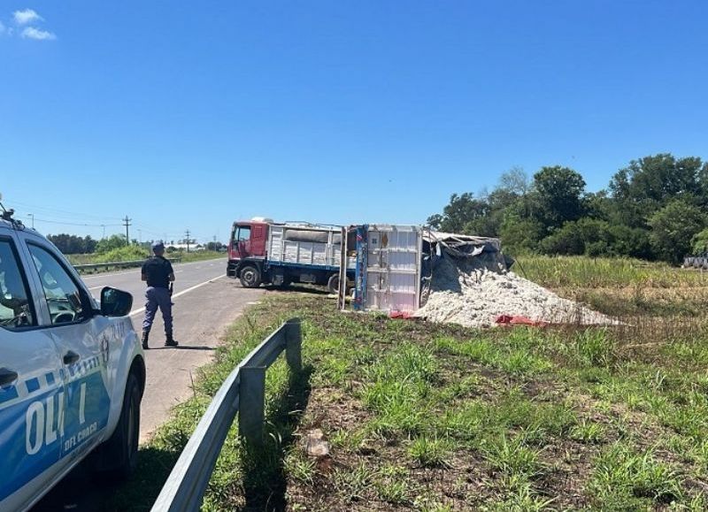 Un camión sufrió el vuelco de su acoplado cerca de Avia Terai