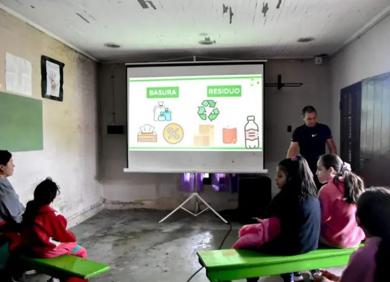 El "Cine en los Barrios" de Sáenz Peña convocó a familias y chicos en el Centro Comunitario San José