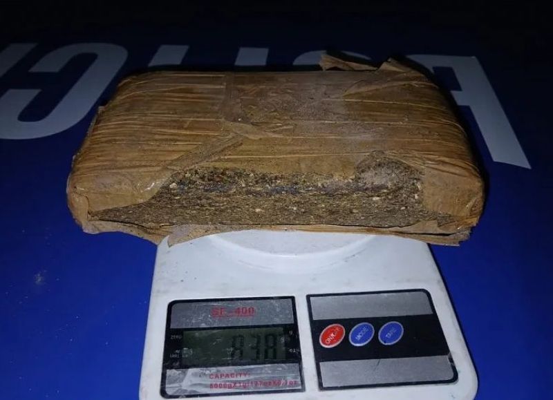 Resistencia: los detuvieron cargando casi un kilo de marihuana y un arma