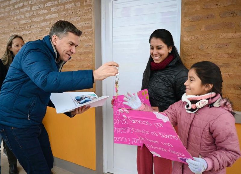 El gobernador Zdero entregó viviendas Ñachec y ayudas técnicas de Iprodich en El Sauzalito