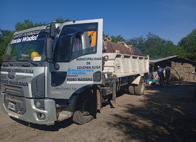 El Municipio refuerza el traslado de agua ante la sequía y baja presión en Colonia Elisa