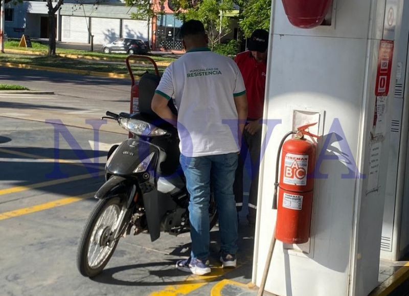 Haz lo que digo, no lo que hago: trabajador municipal de Resistencia logró cargar nafta sin casco