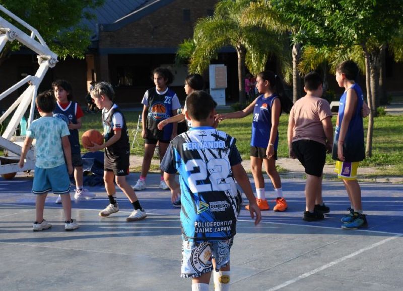 El Instituto del Deporte Chaqueño invita a sumarse a las clases gratuitas de básquet