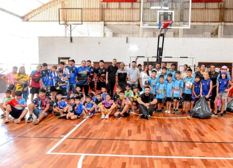 Entregaron elementos deportivos a escuelas barriales de fútbol infantil de Sáenz Peña