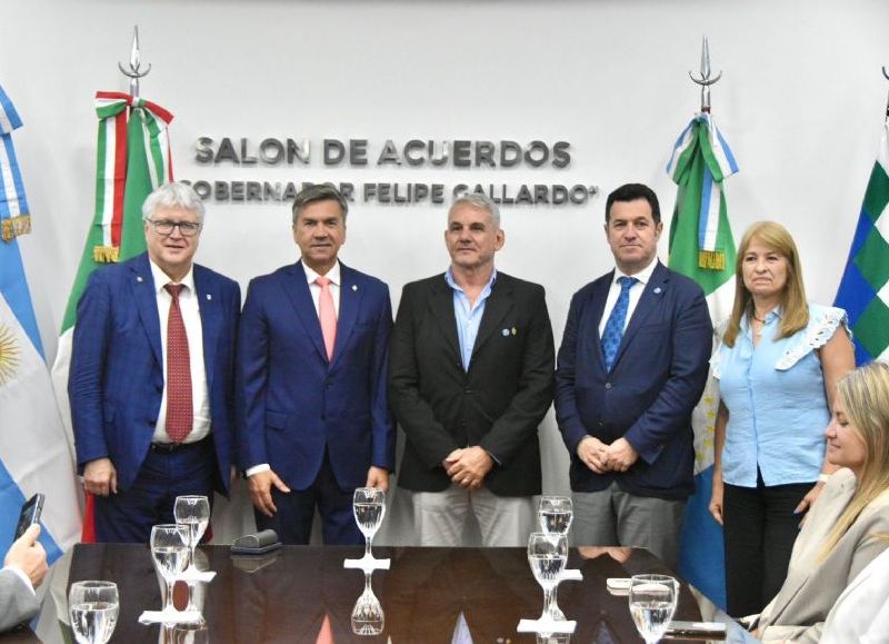 El gobernador Zdero recibió a la delegación italiana de Udine en Casa de Gobierno