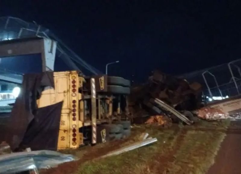 Un camionero murió tras chocar contra un puente peatonal cerca de Puerto Tirol