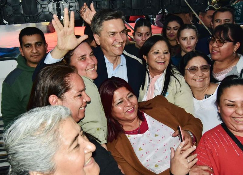 El Gobierno provincial entregó títulos de propiedad y una nueva ambulancia para Corzuela