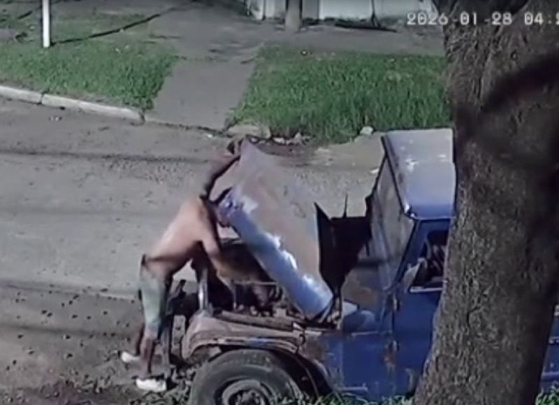 Un hombre fue demorado por dañar el sistema eléctrico de un automóvil en Resistencia