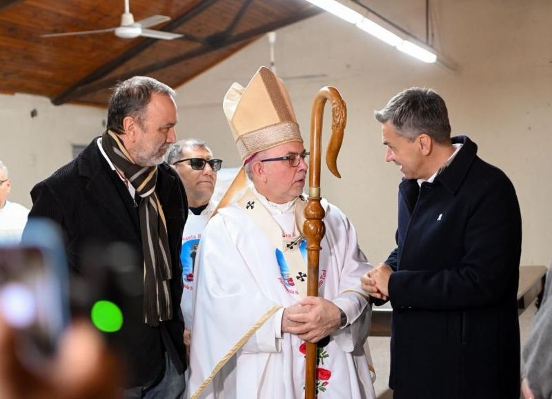 El gobernador Zdero acompañó la misa por Santa Rita de Casia en Puerto Tirol