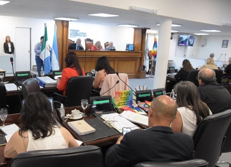 La Legislatura aprobó la ley que regula el uso de celulares en las escuelas