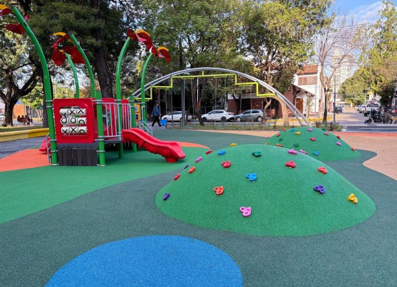 El Gobierno provincial acompañó la inauguración de la renovada plaza 12 de Octubre