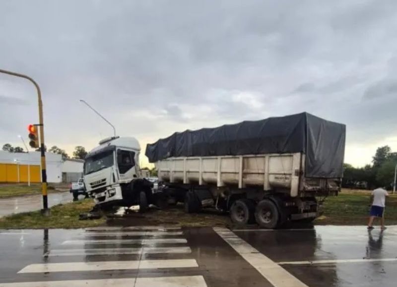 Un camión despistó sobre la ruta 11, derribó un semáforo y luminarias en Resistencia
