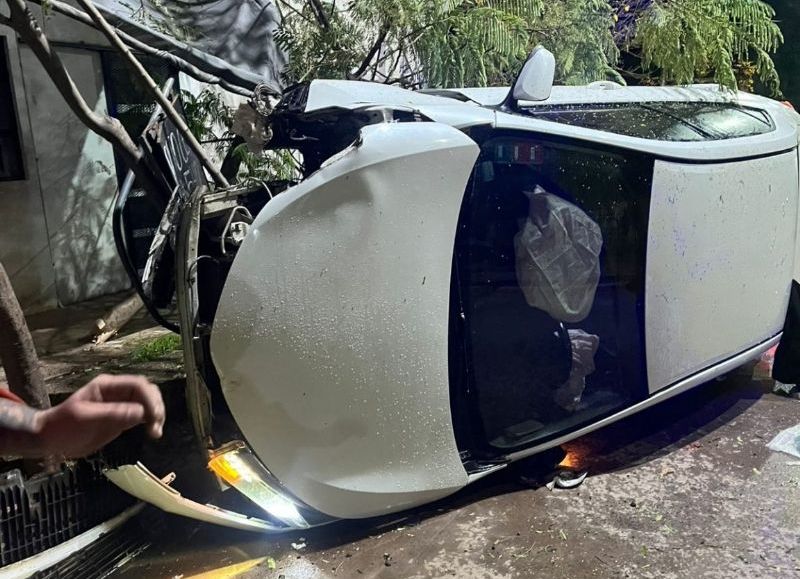 Un automovilista se habría dormido y volcó tras un despiste en Resistencia