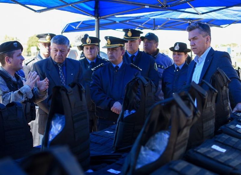 El Gobierno provincial entregó 600 chalecos antibalas a la Policía