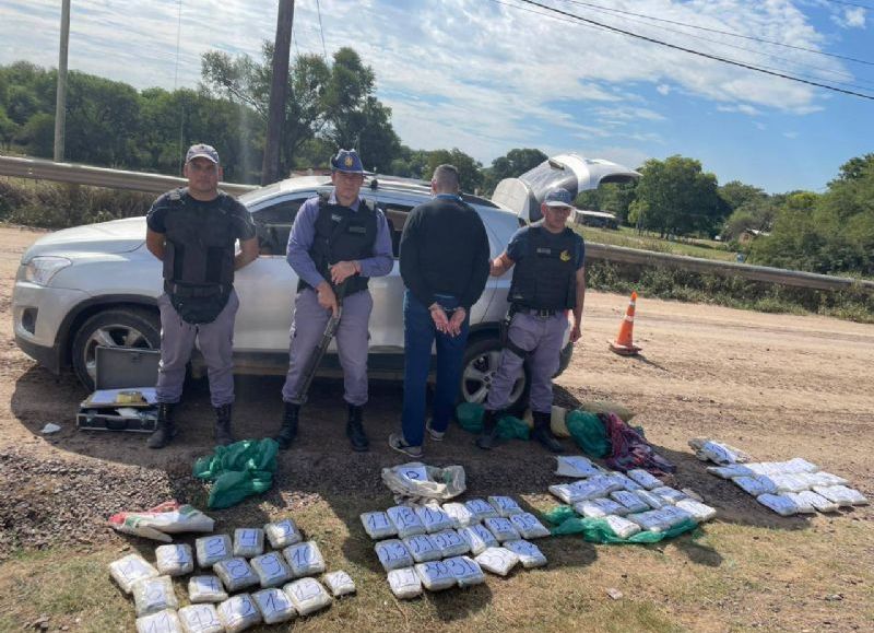 Llevaba 60 panes de marihuana en los asientos traseros de su auto y fue detenido en el puente San Pedro