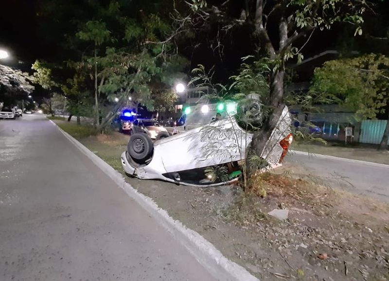 Perdió El Control De Su Auto Y Volcó Iba Con Dos Personas Y Nadie Resultó Lesionado 