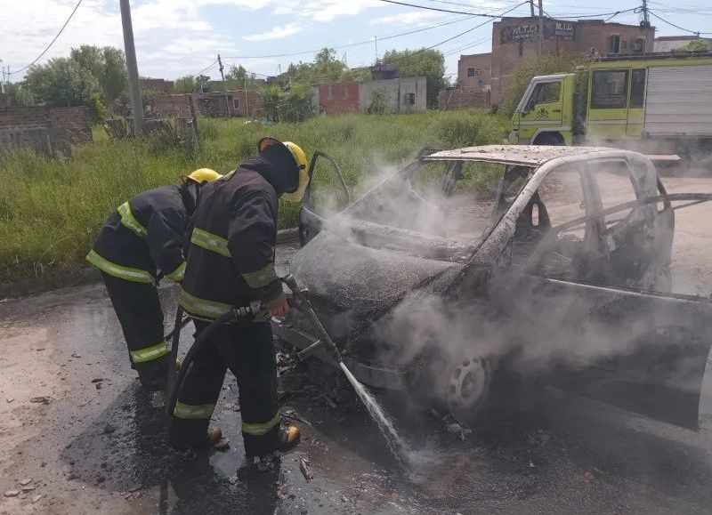 Bomberos extinguieron el incendio de un vehículo en Resistencia