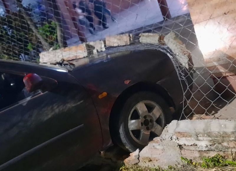 Un conductor perdió el control de su auto y choca contra el muro de una escuela en Machagai