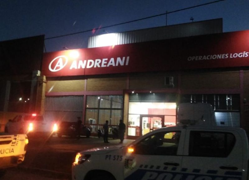 S enz Pe a robaron paquetes en una sucursal de la empresa Andreani