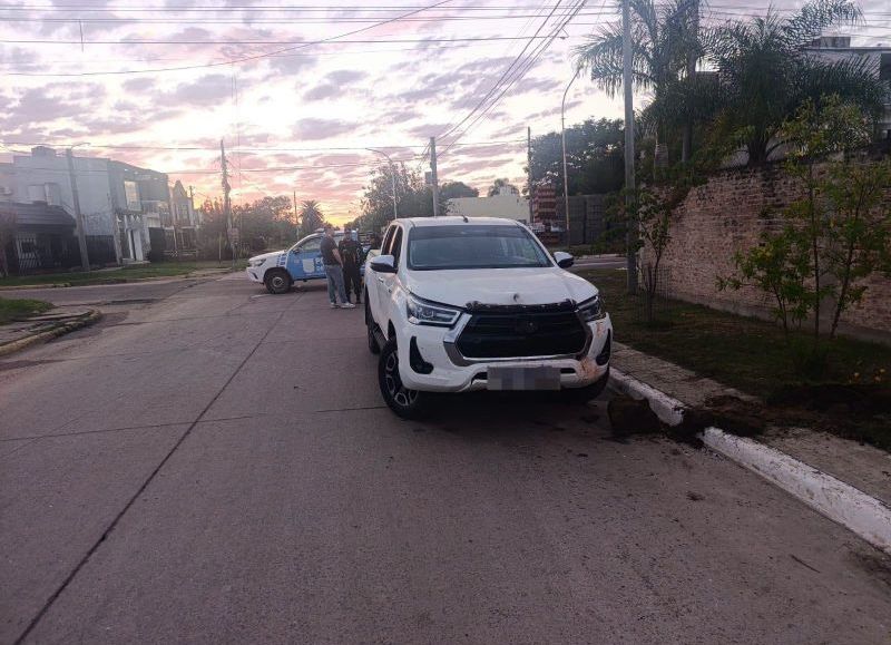 Automovilista ebrio chocó contra una columna led en Villa Ángela