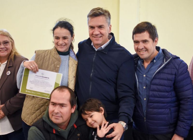 Villa Ángela: Zdero entregó los primeros certificados del programa "Más ganadería"