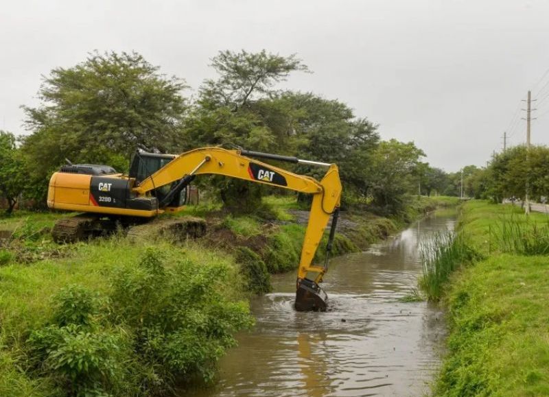 Sáenz Peña avanza con la limpieza de canales y la reducción del nivel de los reservorios