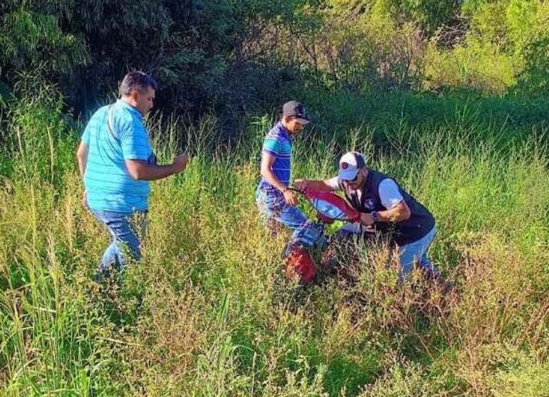 Hallaron en un descampado una moto buscada por robo en Puerto Tirol