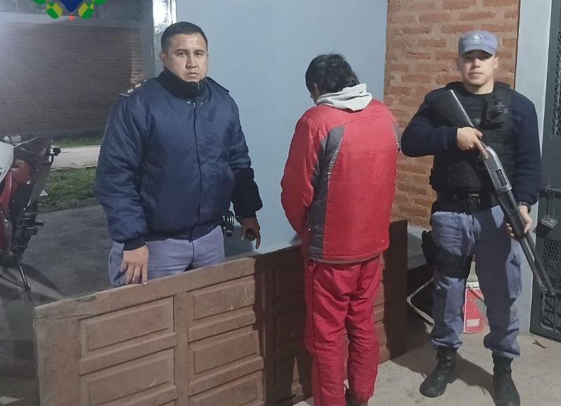 Sáenz Peña: lo demoraron mientras trasladaba una puerta de algarrobo en plena madrugada