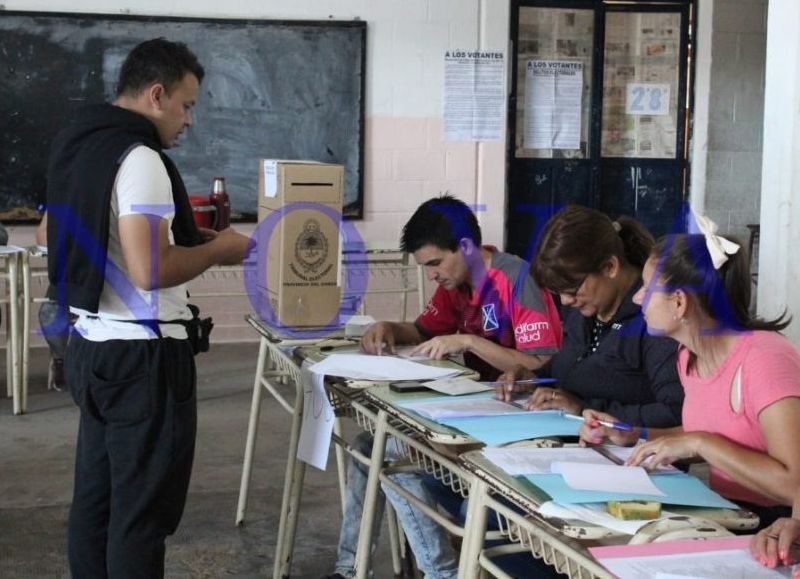 VIDEO Elecciones2023 autoridades de mesa de una escuela de