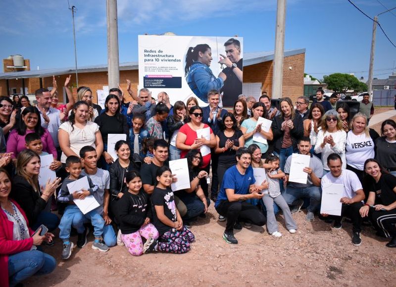 El Gobierno provincial entregó viviendas y títulos de propiedad en Santa Sylvina