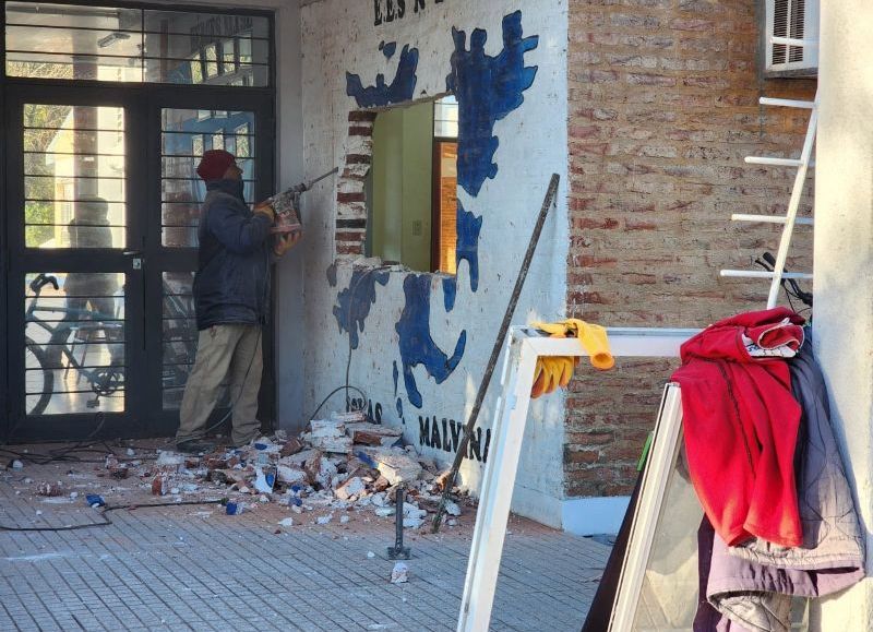 La Municipalidad de Colonia Elisa atiende demandas edilicias en la Escuela “Islas Malvinas”