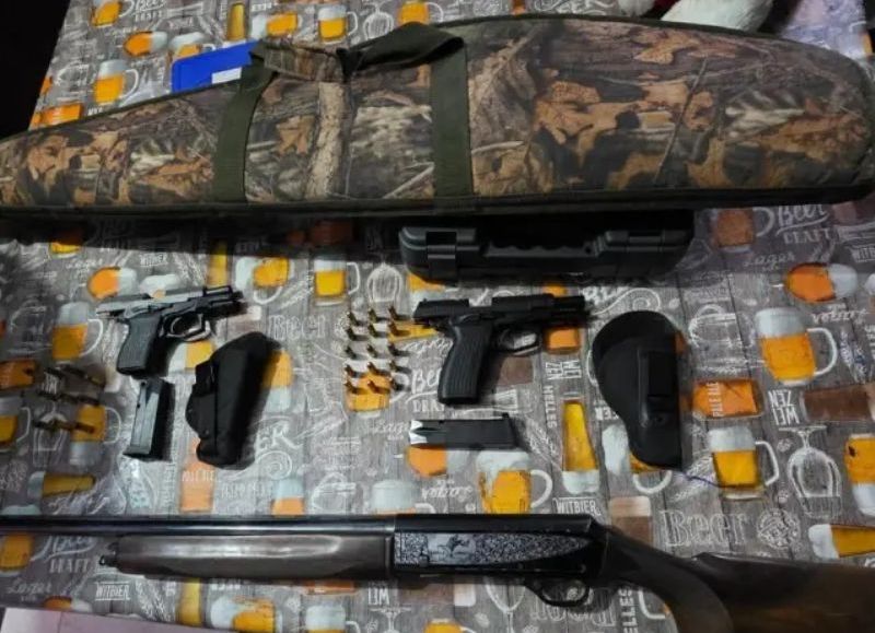 Detuvieron a un hombre y secuestraron armas en allanamientos en Resistencia