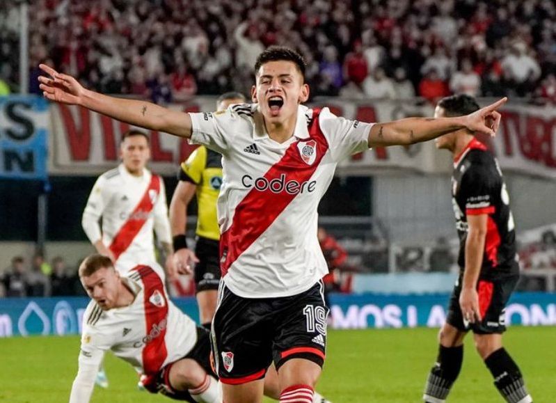 El Diablito Echeverri Y Su Debut En River: Ovación Para El Nuevo ...