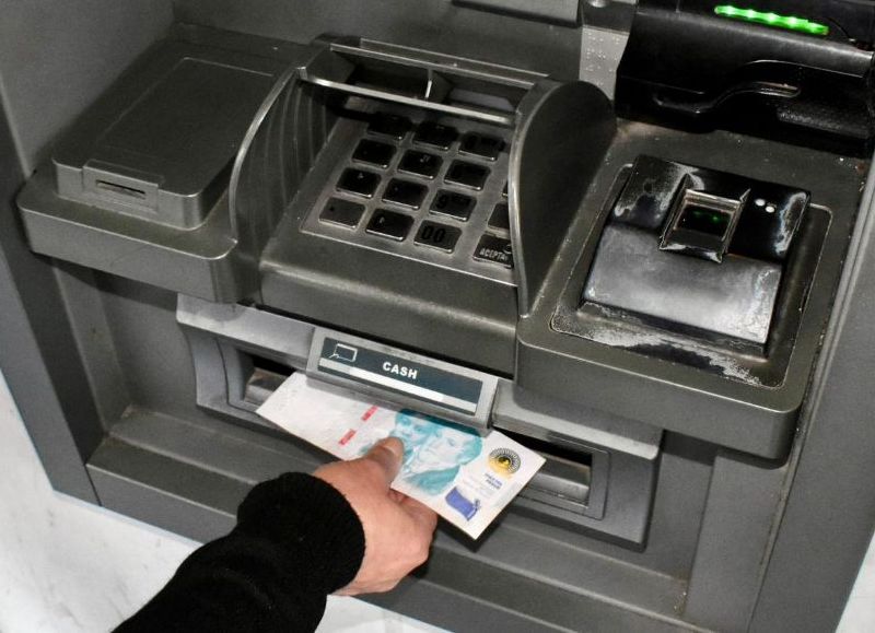 El Gobierno provincial comenzó con el pago a la Administración Pública