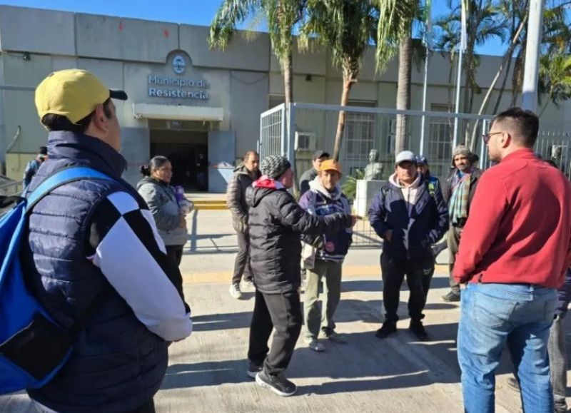 Los “trapitos” protestaron frente a la Municipalidad de Resistencia y cayó la sesión del Concejo