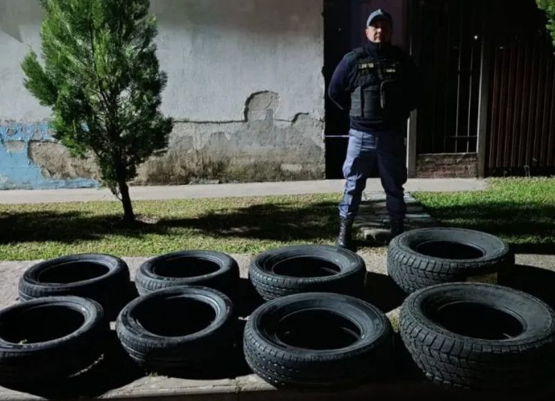 Secuestraron ocho neumáticos que eran trasladados de manera ilegal en Puerto Eva Perón