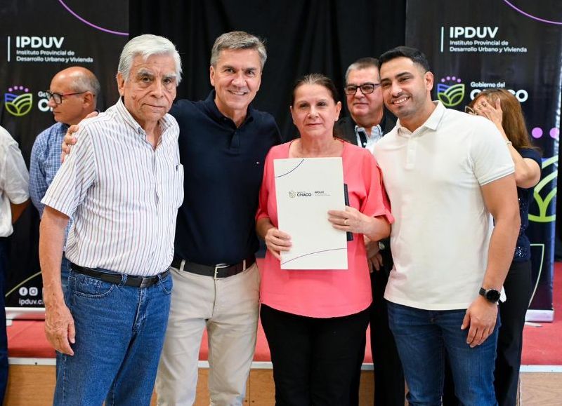 El Gobierno provincial entregó títulos de propiedad a familias que esperaron por décadas en Villa Ángela