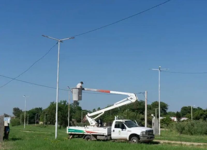 El municipio de Sáenz Peña mejora el alumbrado público en el Parque Lineal