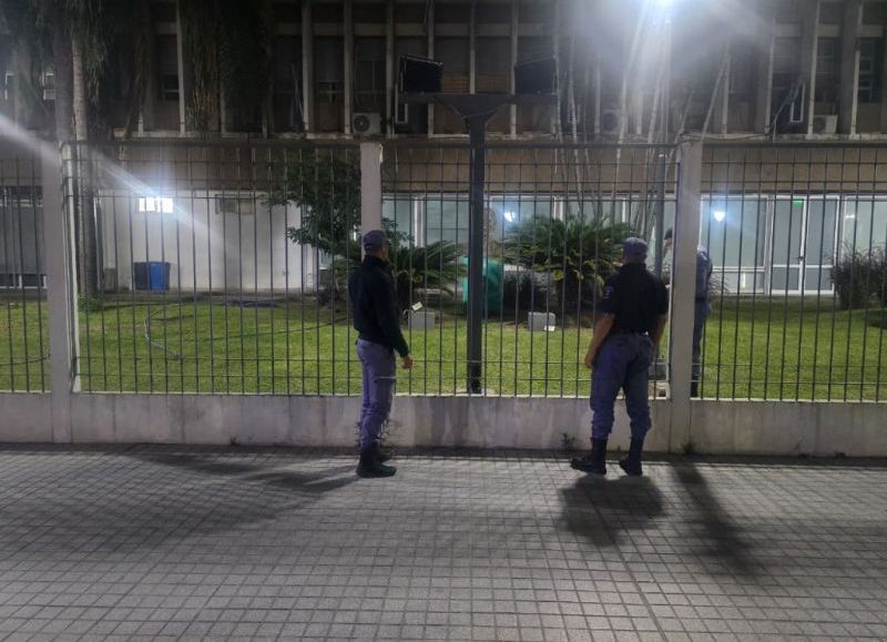 Detuvieron a un hombre que ingresó a Casa de Gobierno queriendo llevarse reflectores
