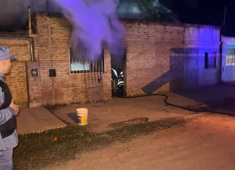 Sáenz Peña: le cortaron la luz, utilizaba velas y sufrió el incendio de su casa