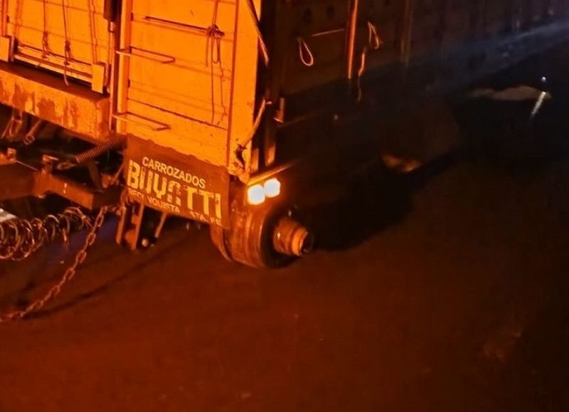 Un camión perdió dos ruedas y un auto impactó contra una de ellas sobre la Ruta 16