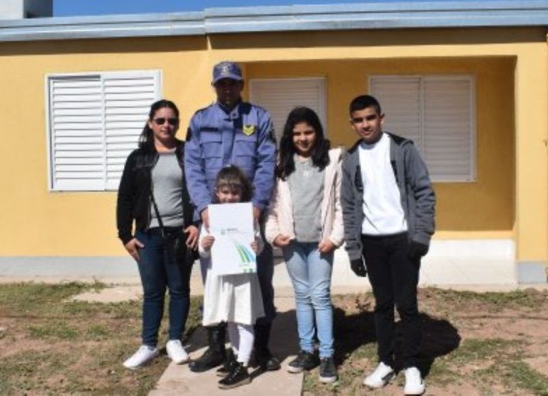 Villa ngela seis familias policiales recibieron una vivienda