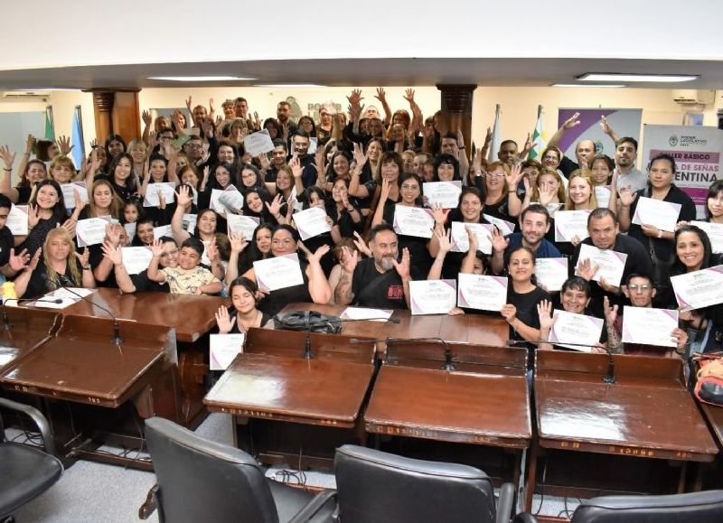 Alumnos recibieron certificados del taller de Lenguas de Señas