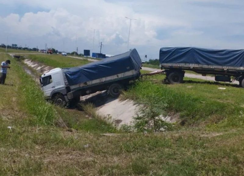 VIDEO | Resistencia: camionero perdió el control del rodado y despistó en Ruta 11