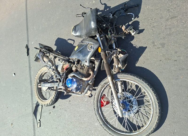 Murió un motociclista tras chocar contra una camioneta estacionada en la avenida 9 de Julio