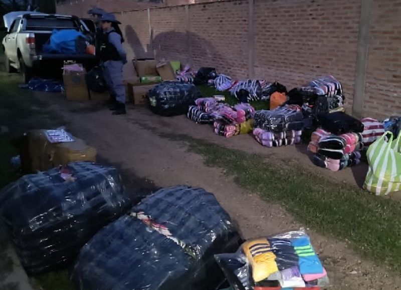 Detectaron una camioneta cargada de mercadería ilegal en zona rural de Colonia Popular