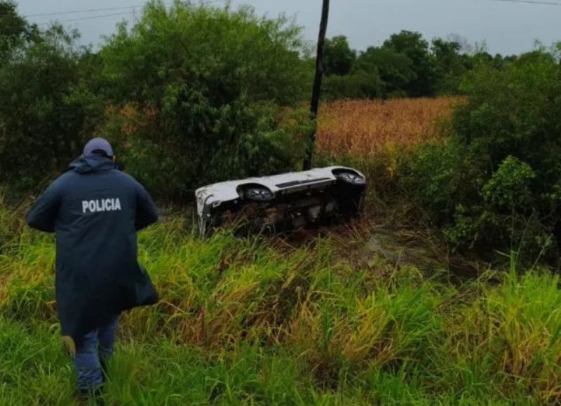 Una camioneta despistó y volcó sobre la Ruta 11, a la altura de Basail