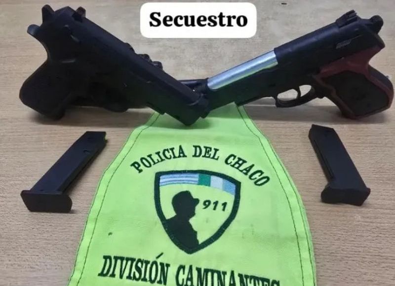 Demoraron a dos jóvenes que llevaban réplicas de armas en pleno centro de Resistencia