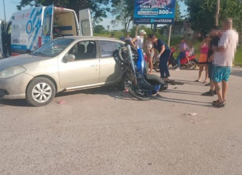 Dos jóvenes motociclistas terminaron lesionados tras un choque en Resistencia