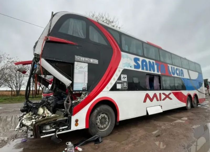 Tres fallecidos luego de que un colectivo que volvía a la provincia impactara contra un camión